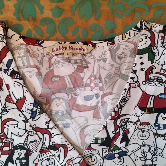 Women's Scrub Top Size Large by Gabby Brooke Christmas Santa Penguin pattern NWT - Picture 3 of 5